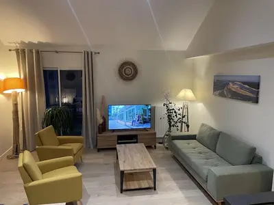 Télévision ou salle de divertissement dans l'établissement Ville les flots bleus Proche golf Arcachon