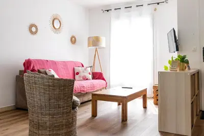 Télévision ou salle de divertissement dans l'établissement Maison de Larros, au calme idéalement placée