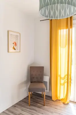 Coin salon dans l'établissement Maison de Larros, au calme idéalement placée
