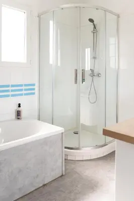 Salle de bains dans l'établissement Maison de Larros, au calme idéalement placée