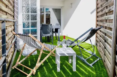 Jardin de l'établissement Residence du Centre Joli studio rénové avec coin nuit terrasse et parking privé