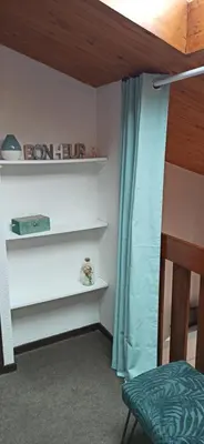 Bibliothèque dans la maison de vacances