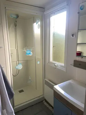Salle de bains dans l'établissement Mobilhome 516