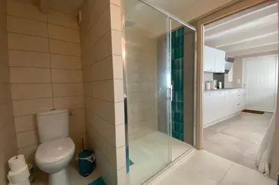 Salle de bains dans l'établissement Dépendance complète centre-ville de La Teste