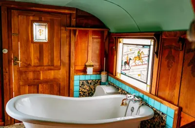 Salle de bains dans l'établissement Magnifique Roulotte Bohème 1930