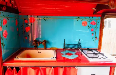 Cuisine ou kitchenette dans l'établissement Magnifique Roulotte Bohème 1930