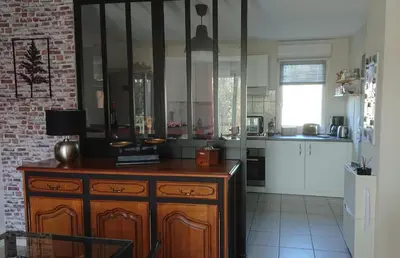 Cuisine ou kitchenette dans l'établissement Res au calme et arboree