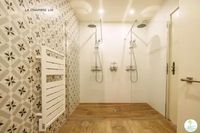 Salle de bains dans l'établissement Villa avec Piscine Parentis en Born 13 personnes