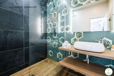 Salle de bains dans l'établissement Villa avec Piscine Parentis en Born 13 personnes