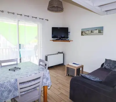 Télévision ou salle de divertissement dans l'établissement Village Drôles d'Oiseaux