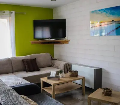 Télévision ou salle de divertissement dans l'établissement Village Drôles d'Oiseaux