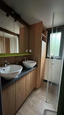 Salle de bains dans l'établissement chalet 315 camping 4 étoiles Bassin d'Arcachon La Teste
