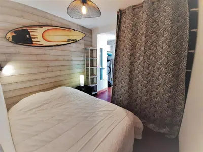 Un ou plusieurs lits dans un hébergement de l'établissement Appartement cosy, 4 pers, proche plages et centre, BBQ, parking, Wifi inclus - FR-1-239-943