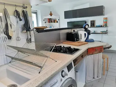 Cuisine ou kitchenette dans l'établissement Appartement cosy, 4 pers, proche plages et centre, BBQ, parking, Wifi inclus - FR-1-239-943