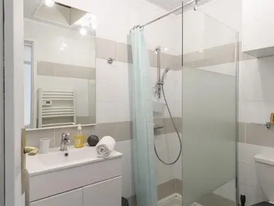 Salle de bains dans l'établissement Apartment Bleuet by Interhome
