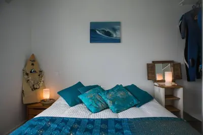 Un ou plusieurs lits dans un hébergement de l'établissement Modern Beach Villa 150m from the Atlantic surf