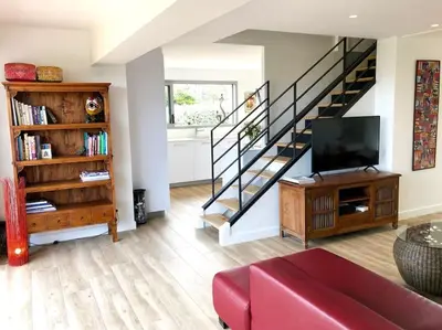 Télévision ou salle de divertissement dans l'établissement Modern Beach Villa 150m from the Atlantic surf