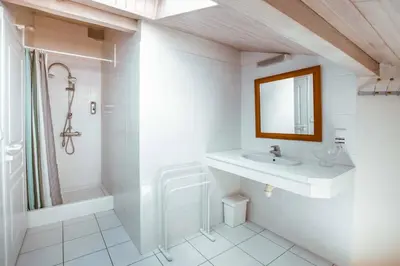 Salle de bains dans l'établissement Villa Hibiscus à 10 min de l'océan
