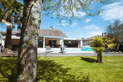 Piscine de l'établissement Villa Hibiscus à 10 min de l'océan ou située à proximité