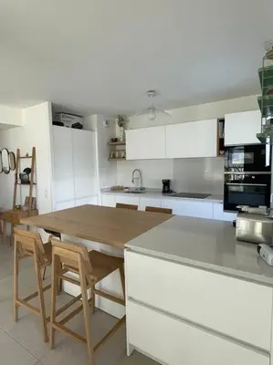 Cuisine ou kitchenette dans l'établissement Superbe appartement neuf, 2 terrasses , jardin