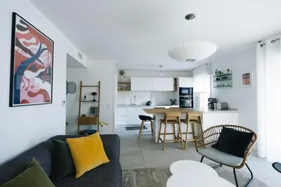 Cuisine ou kitchenette dans l'établissement Superbe appartement neuf, 2 terrasses , jardin