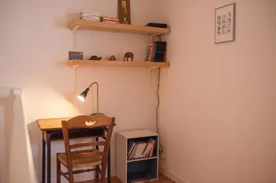 Bibliothèque dans l'appartement