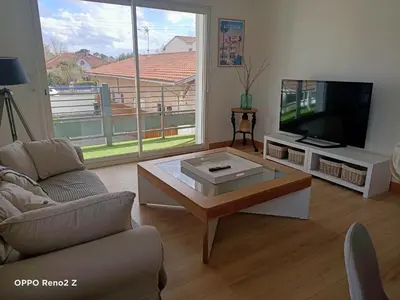 Télévision ou salle de divertissement dans l'établissement Logement la Teste de Buch