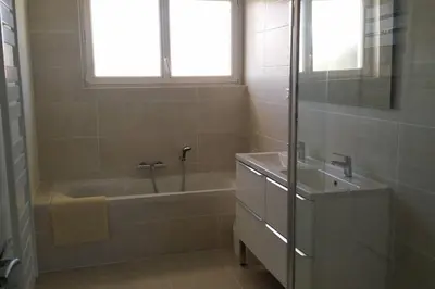Salle de bains dans l'établissement Logement la Teste de Buch