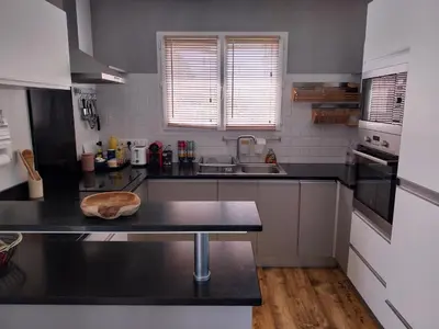Cuisine ou kitchenette dans l'établissement Mimizan Jolie maison moderne avec piscine chauffée 4 Ch et jardin