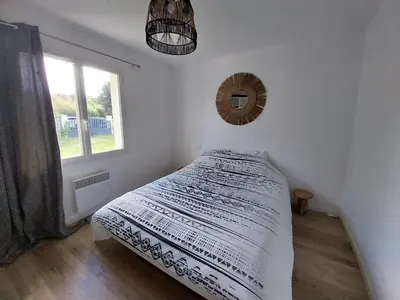 Un ou plusieurs lits dans un hébergement de l'établissement Mimizan Jolie maison moderne avec piscine chauffée 4 Ch et jardin