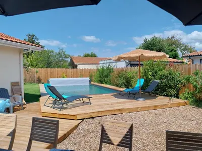 Piscine de l'établissement Mimizan Jolie maison moderne avec piscine chauffée 4 Ch et jardin ou située à proximité