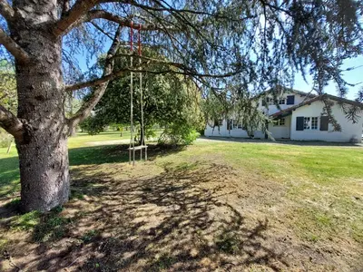 Jardin de l'établissement Confortable Landaise avec piscine privée proche lac et golf