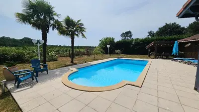 Piscine de l'établissement Confortable Landaise avec piscine privée proche lac et golf ou située à proximité