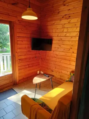 Télévision ou salle de divertissement dans l'établissement Le Hameau Secret