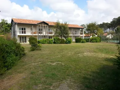 Jardin de l'établissement Les Dunes 6 personnes ,piscines ,tennis etc proche de la plage