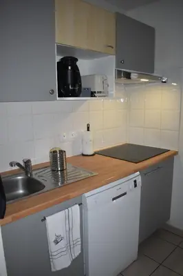Cuisine ou kitchenette dans l'établissement Les Dunes 6 personnes ,piscines ,tennis etc proche de la plage