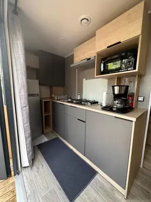 Cuisine ou kitchenette dans l'établissement Mobil-home