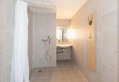 Salle de bains dans l'établissement B&B HOTEL Saint-Geours-de-Maremne Hossegor