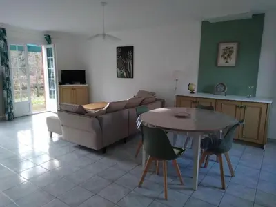 Télévision ou salle de divertissement dans l'établissement Bruyeres