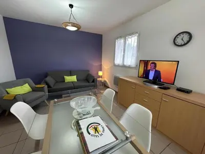 Télévision ou salle de divertissement dans l'établissement Tursan
