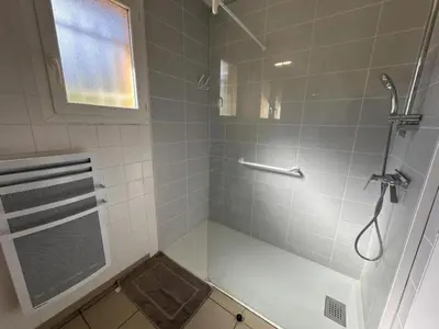 Salle de bains dans l'établissement Gabardan