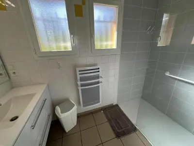 Salle de bains dans l'établissement Gabardan