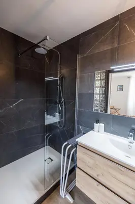 Salle de bains dans l'établissement La villa de saint lon