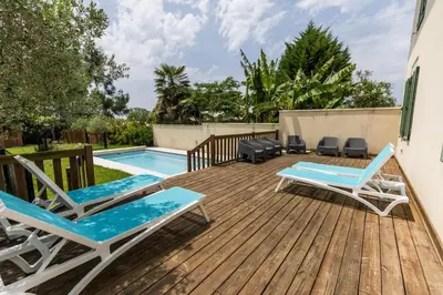 Piscine de l'établissement La villa de saint lon ou située à proximité