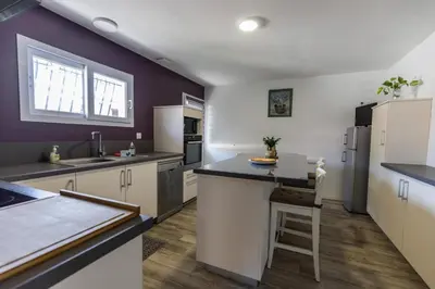 Cuisine ou kitchenette dans l'établissement Gite salis