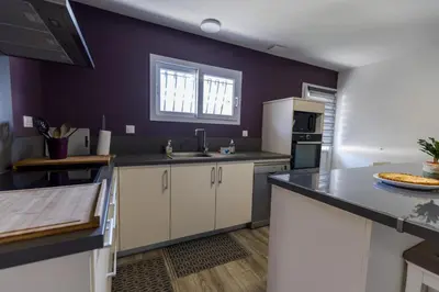 Cuisine ou kitchenette dans l'établissement Gite salis