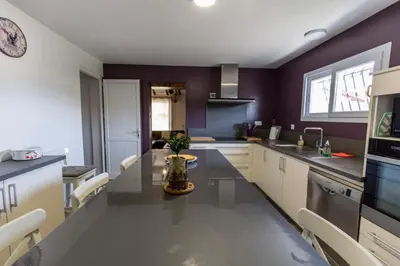 Cuisine ou kitchenette dans l'établissement Gite salis