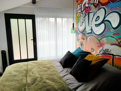 Un ou plusieurs lits dans un hébergement de l'établissement Chambre Street Art