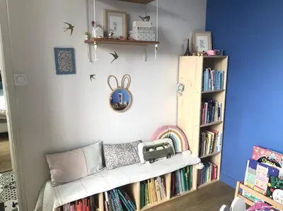 Bibliothèque dans la maison de vacances