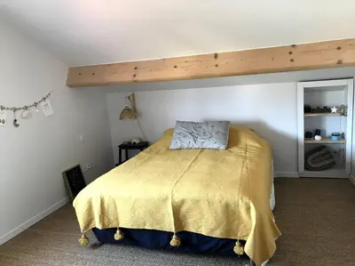 Un ou plusieurs lits dans un hébergement de l'établissement Maison de ville avec piscine